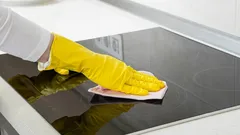 Con qué no debes limpiar una placa vitrocerámica: comprueba si lo estás haciendo bien